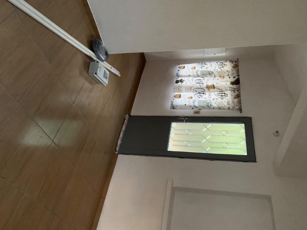 Apartamento remodelado a nuevo, con cochera.