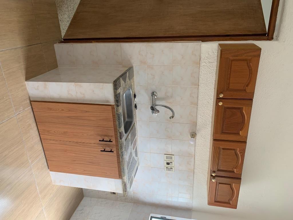 Apartamento remodelado a nuevo, con cochera.