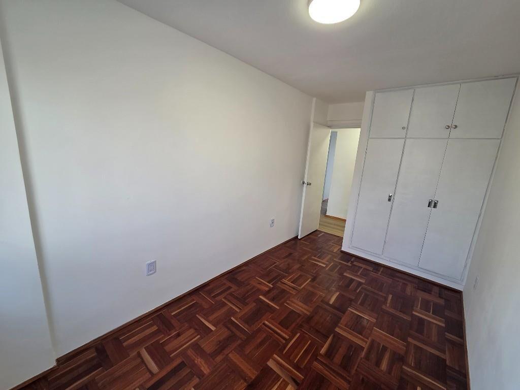 Alquiler Apto. Al Frente en 4º Piso Con Cochera (Pocitos)