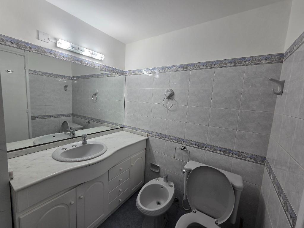 Alquiler Apto. Al Frente en 4º Piso Con Cochera (Pocitos)