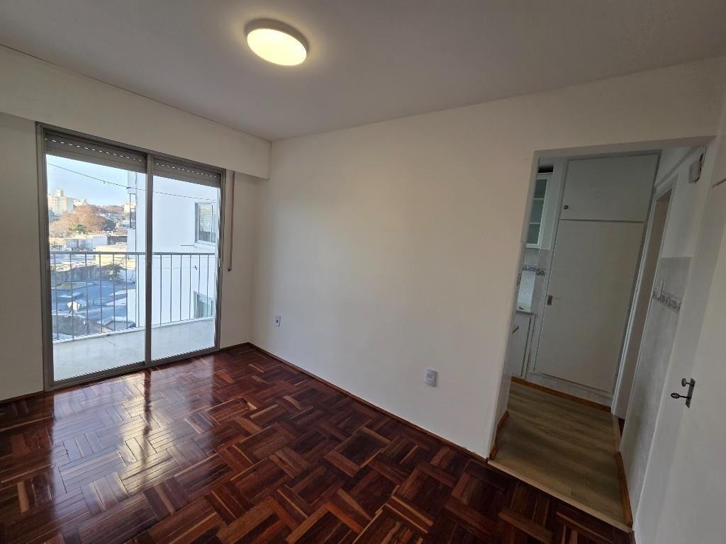Alquiler Apto. Al Frente en 4º Piso Con Cochera (Pocitos)