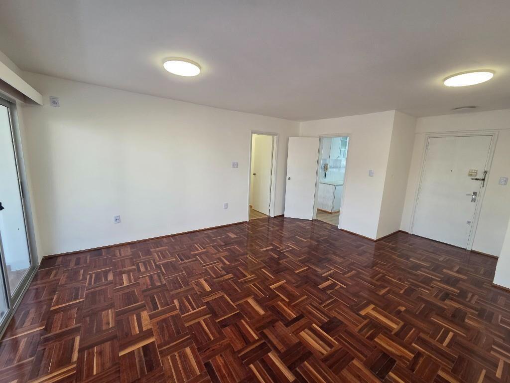 Alquiler Apto. Al Frente en 4º Piso Con Cochera (Pocitos)