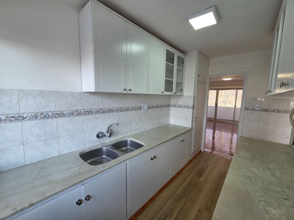 Alquiler Apto. Al Frente en 4º Piso Con Cochera (Pocitos)