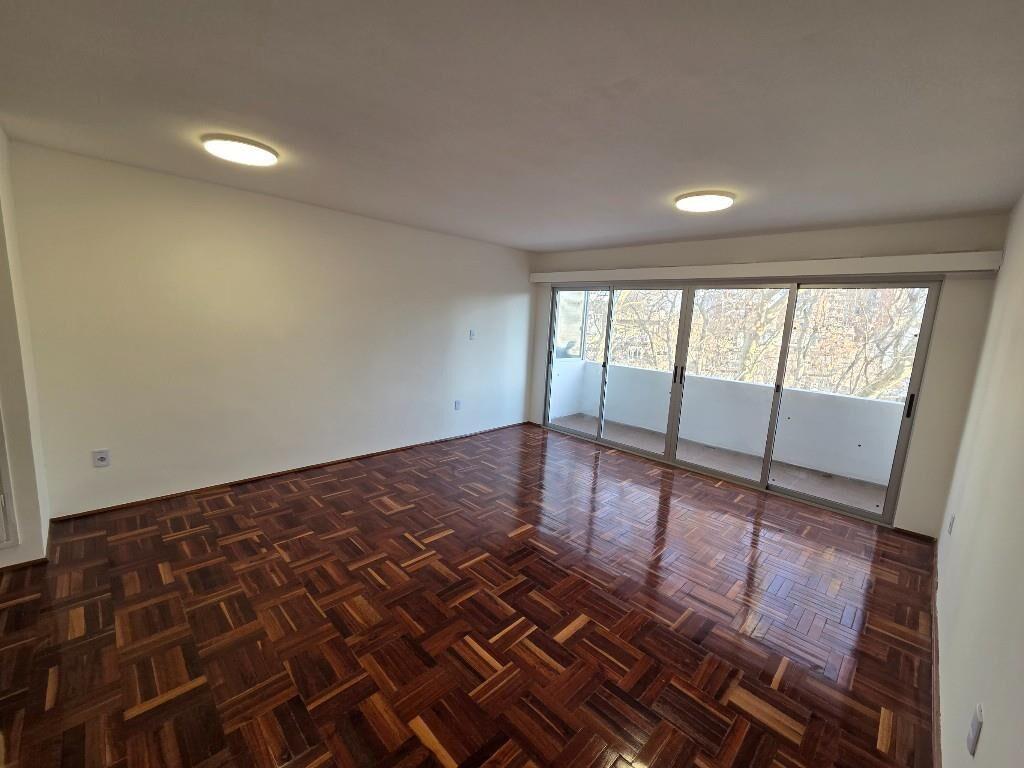 Alquiler Apto. Al Frente en 4º Piso Con Cochera (Pocitos)