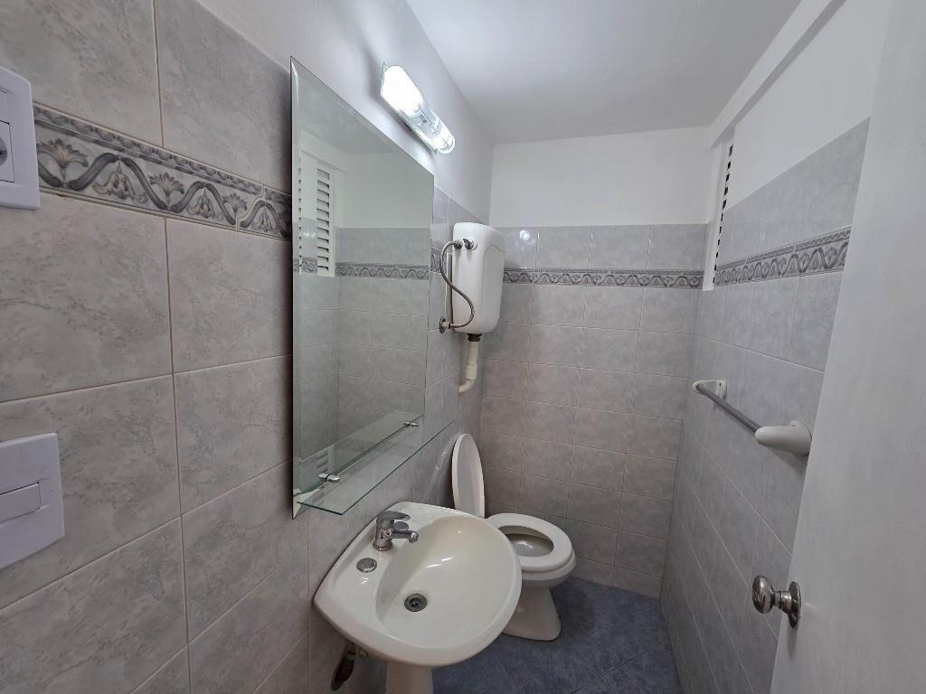 Alquiler Apto. Al Frente en 4º Piso Con Cochera (Pocitos)