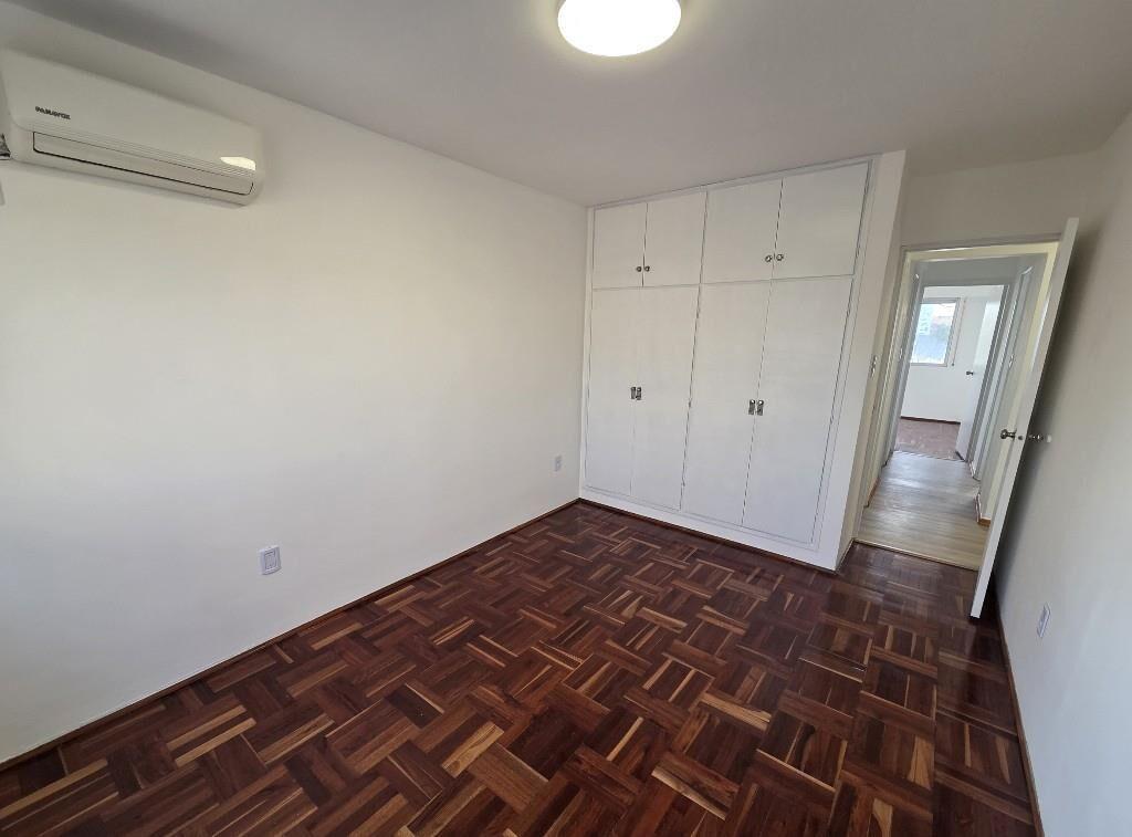 Alquiler Apto. Al Frente en 4º Piso Con Cochera (Pocitos)