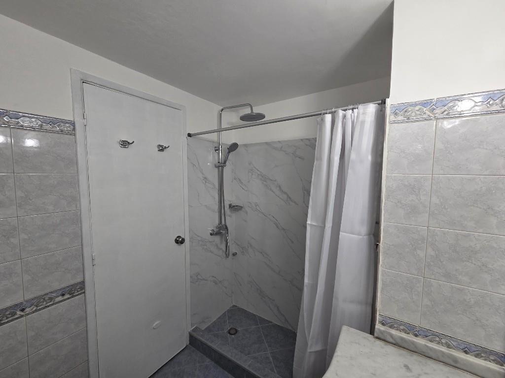 Alquiler Apto. Al Frente en 4º Piso Con Cochera (Pocitos)