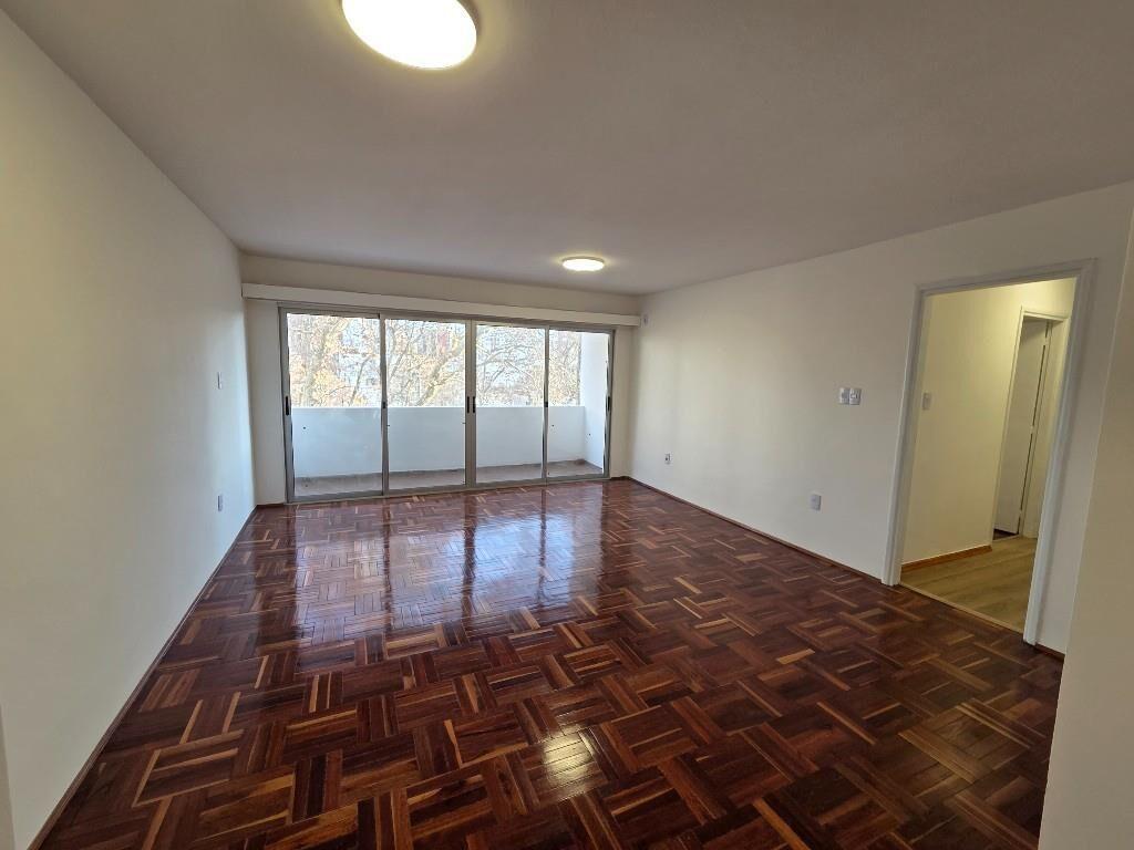 Alquiler Apto. Al Frente en 4º Piso Con Cochera (Pocitos)