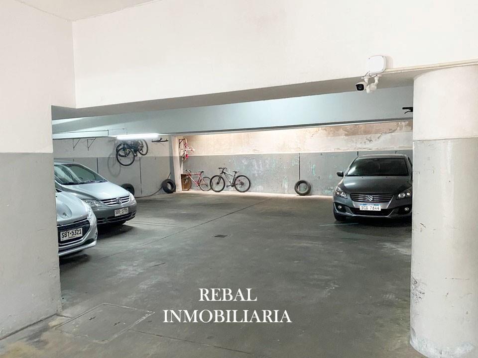 HERMOSO CON GRAN PATIO DE 100 m2 ! ! ! PARRILLERO ! ! !