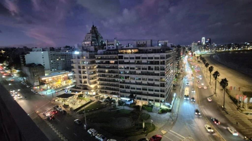 VENTA PENTHOUSE PISO 10 EN POCITOS AV.BRASIL 3 DORMITORIOS