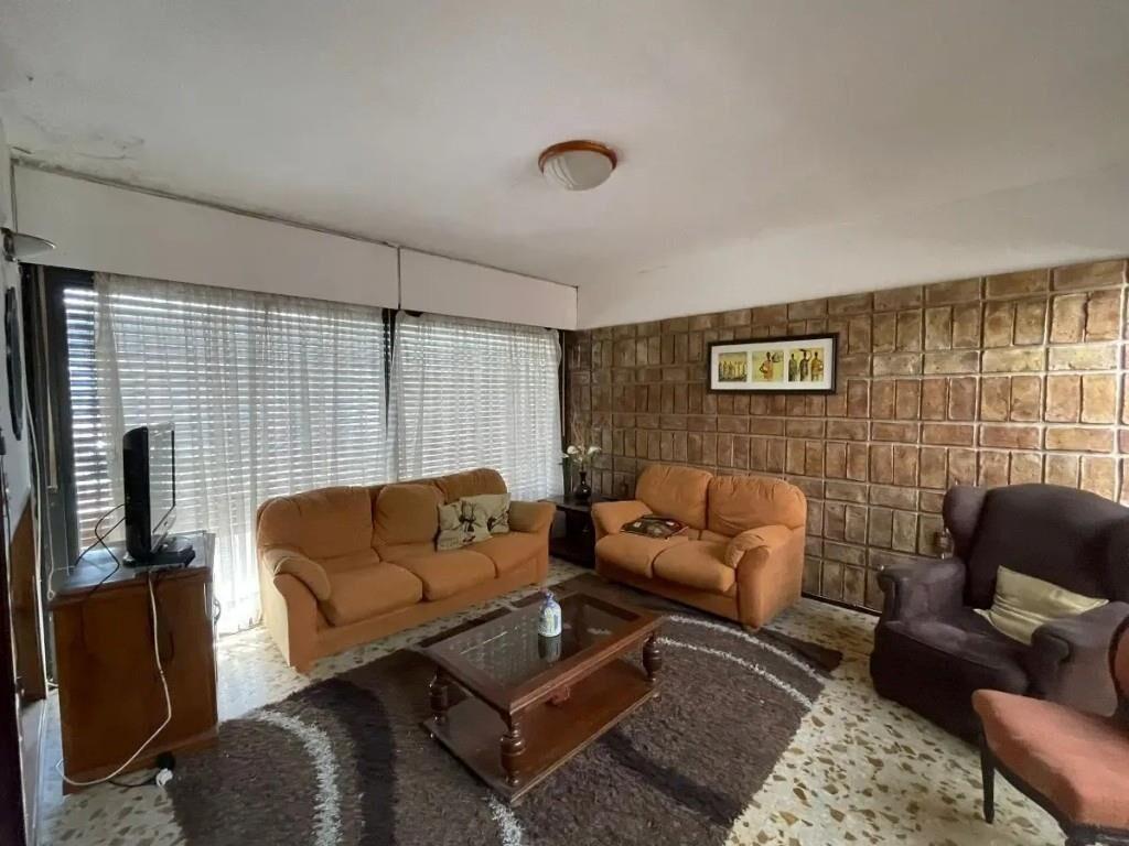 HERMOSA CASA EN PADRON UNICO CON APTO AL FONDO