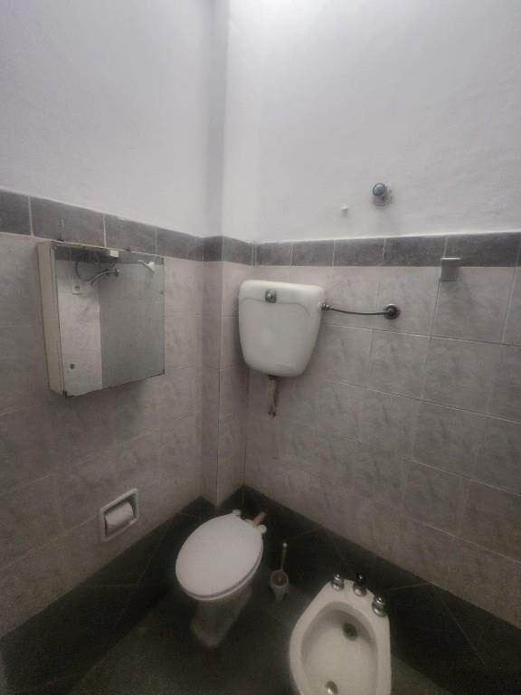 Casa al frente con entrada independiente 1 dormitorio