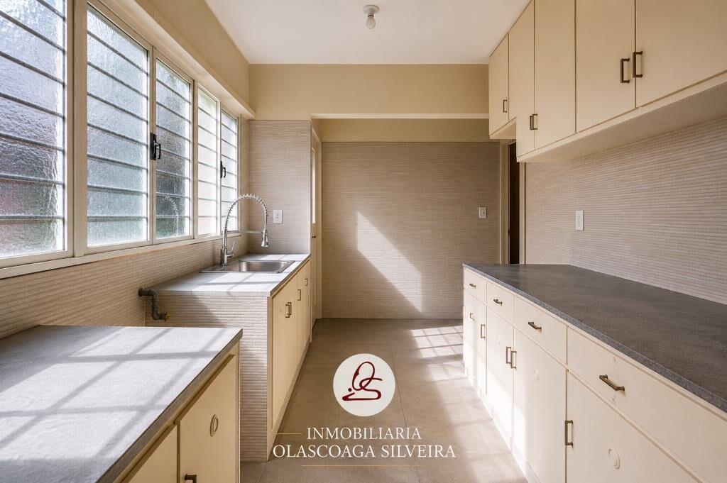 Apartamento reciclado a nuevo 3 dorm+ servicio y garage
