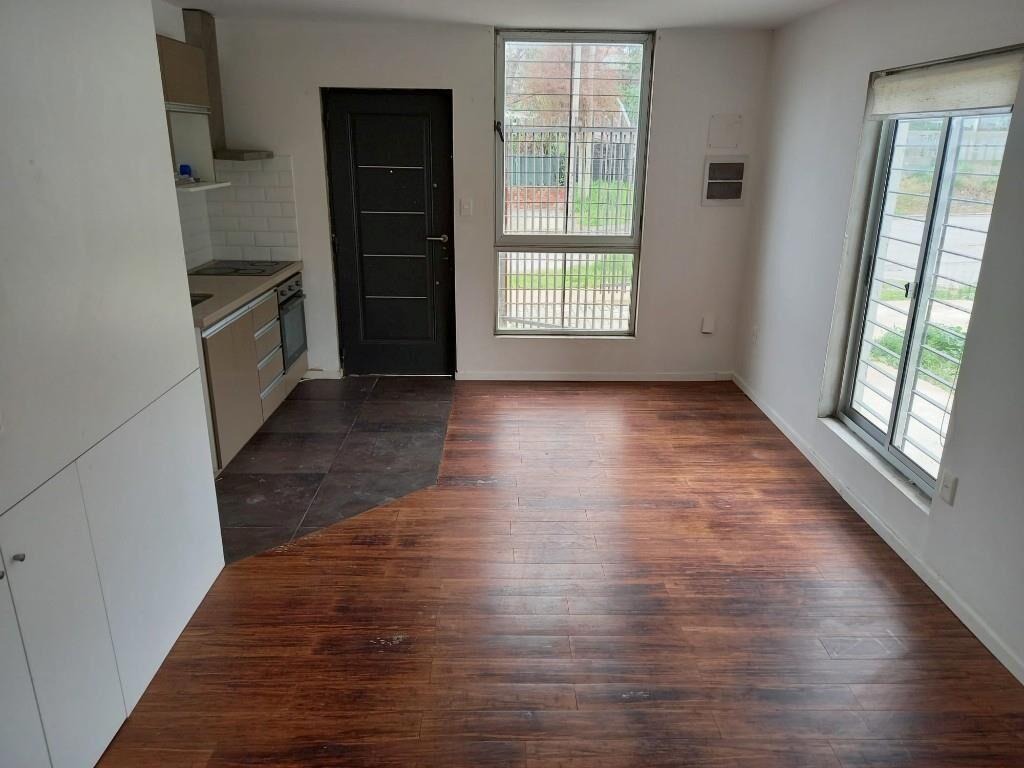 Venta Casa con Renta. Duplex, patio al frente con Cochera