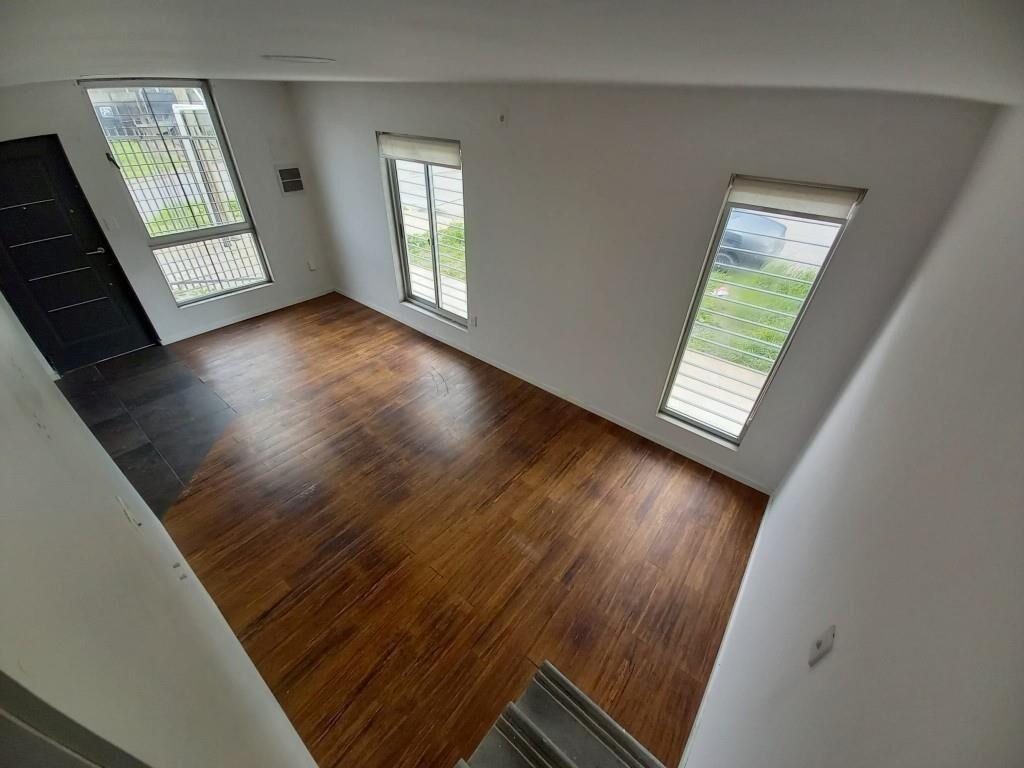 Venta Casa con Renta. Duplex, patio al frente con Cochera