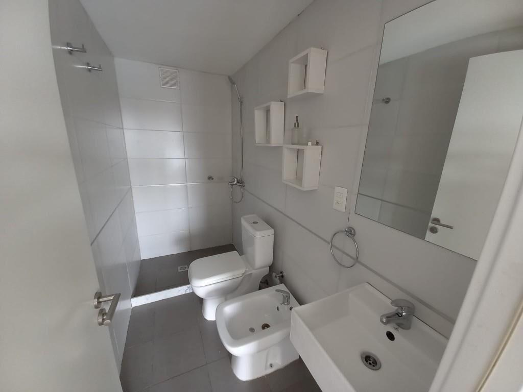 Alquilo Apto. 1 dorm. Piso Alto con amplia Terraza y Garaje
