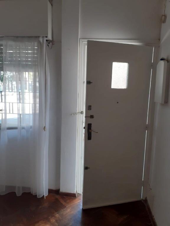 Se alquila Tipo casa, Buceo calle Ramos 1 dorm 1 baño,Patio