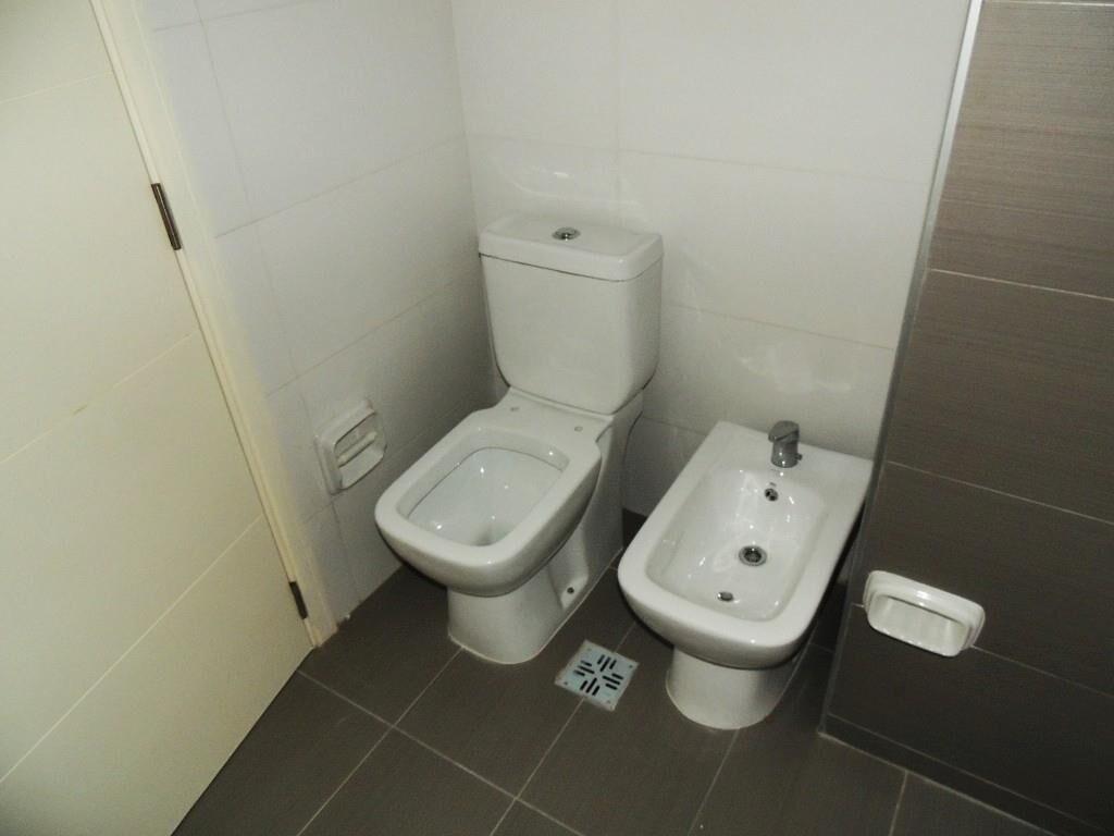 Alquiler monoambiente con garaje en Pocitos.-