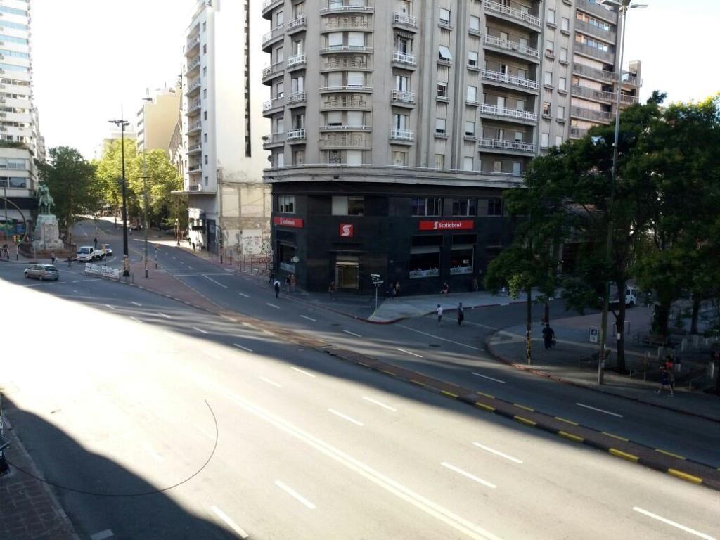 ¡Todo al frente ¡Gran Living comedor, 3 d c/piso de parquet!