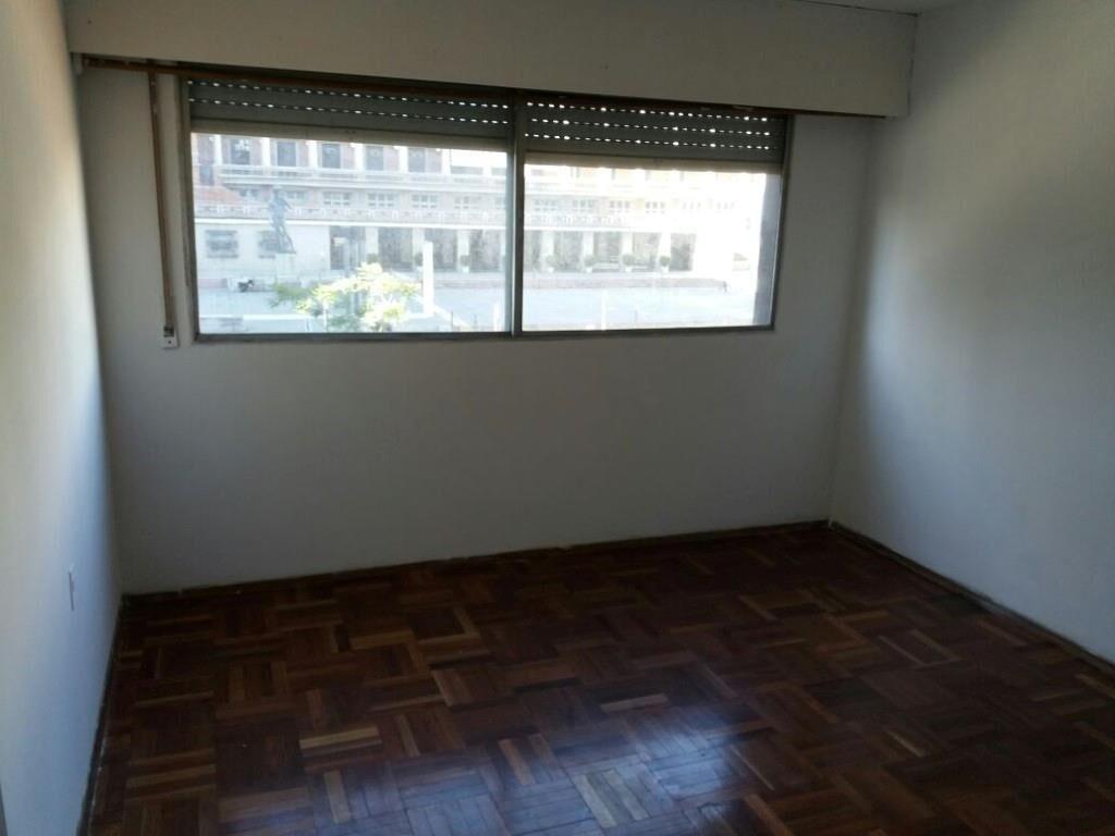 ¡Todo al frente ¡Gran Living comedor, 3 d c/piso de parquet!