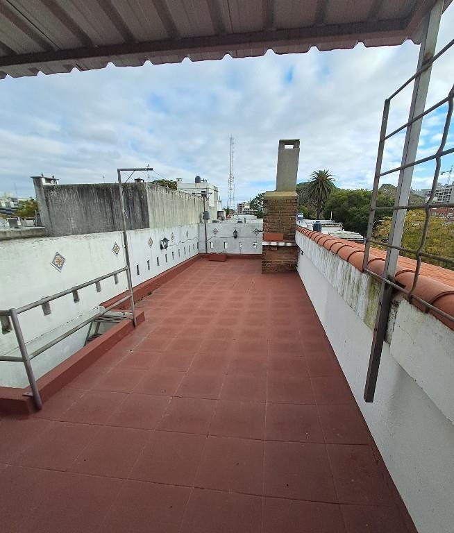 Casa P.A. muy luminosa, estado impecable, balcón y parriller