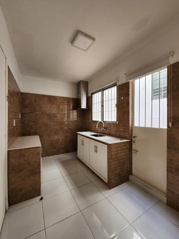 Casa En Venta, 2 Dormitorios, Patio, Dos Plantas, con Renta