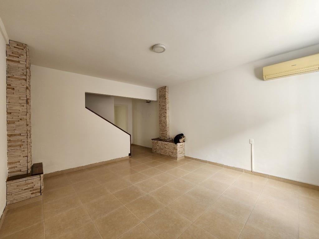 Casa En Venta, 2 Dormitorios, Patio, Dos Plantas, con Renta