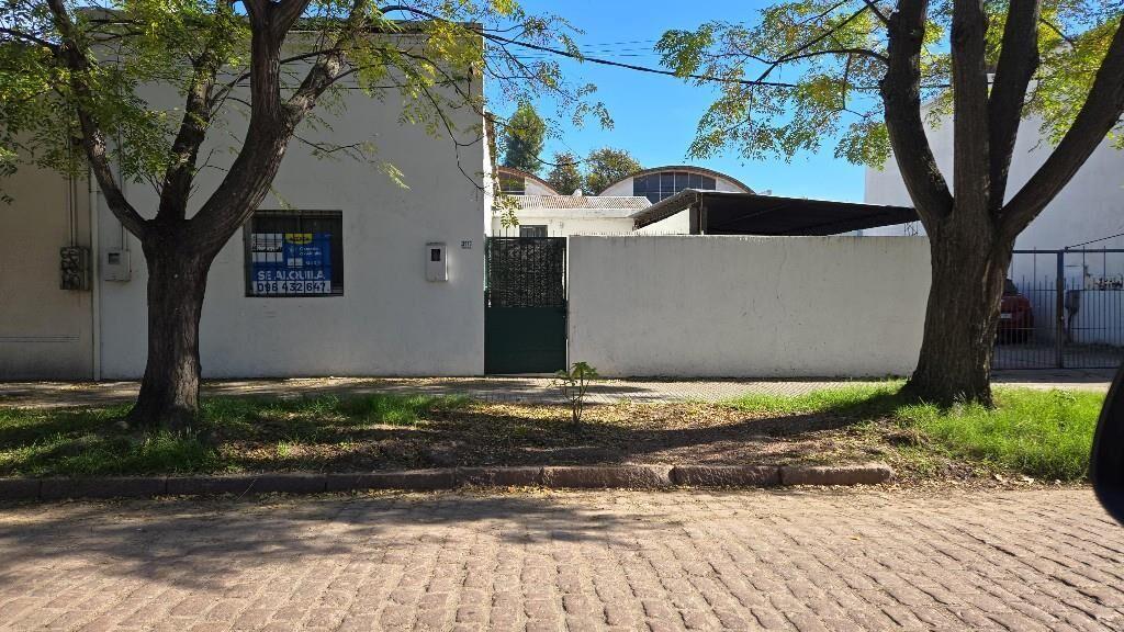 Linda Casita al Frente con Patio, Reciclada!!