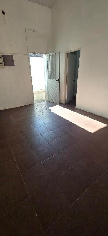 Linda Casita al Frente con Patio, Reciclada!!