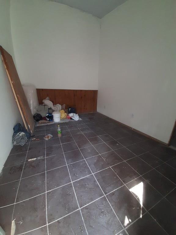 Linda Casita al Frente con Patio, Reciclada!!