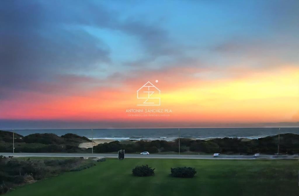 En venta en zona playera, apartamento de 3 dormitorios en B