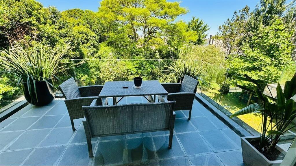 Apartamento tipo casa, 3 dormitorios, 3 baños, serv.completo
