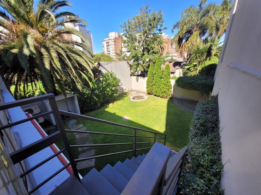 HERMOSA CASA FRENTE AL SHOPPING PUNTA CARRETAS