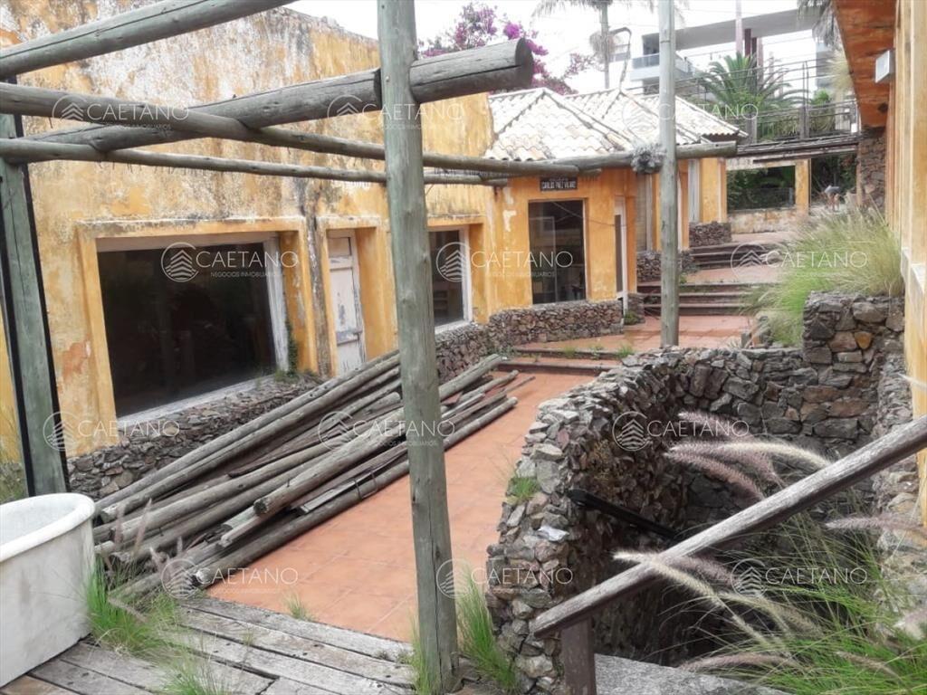 Excepcional local comercial en el corazon de del