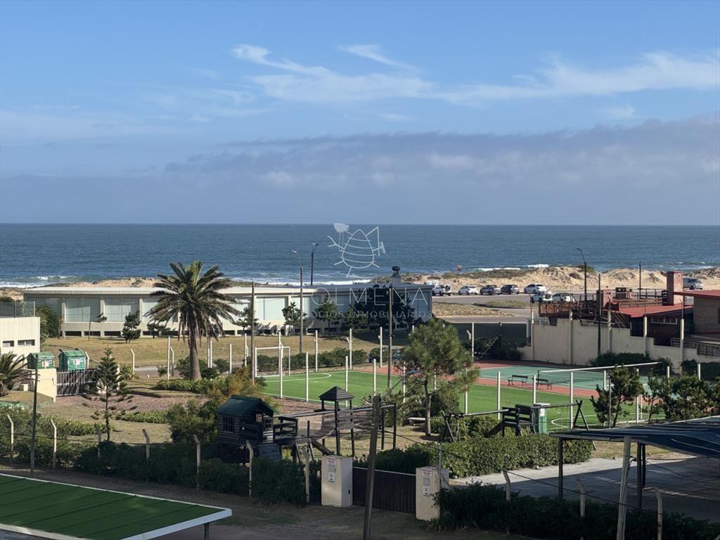 Apartamento en venta con vista directa al mar