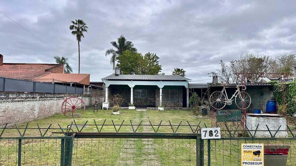 VENTA CASA COSTANERA CON JARDÍN