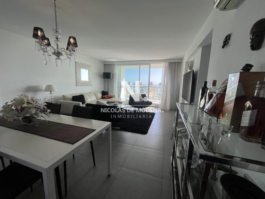 Piso intermedio de 2 dorrmitorios en venta en Torre Yoo