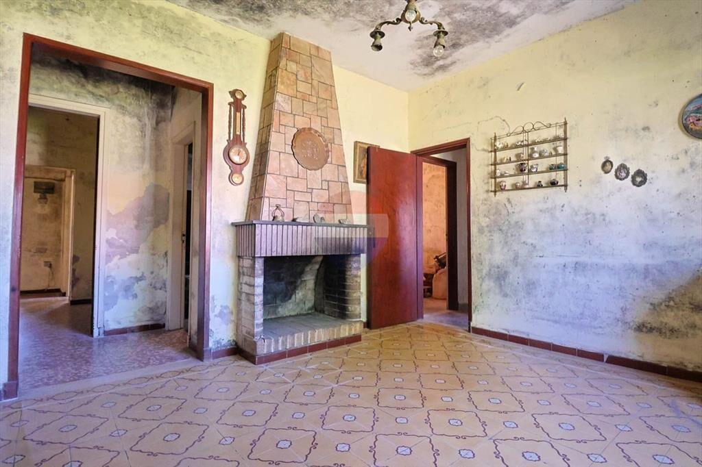 VENTA CASA 4 DORMITORIOS y GRAN TERRENO -COLÓN