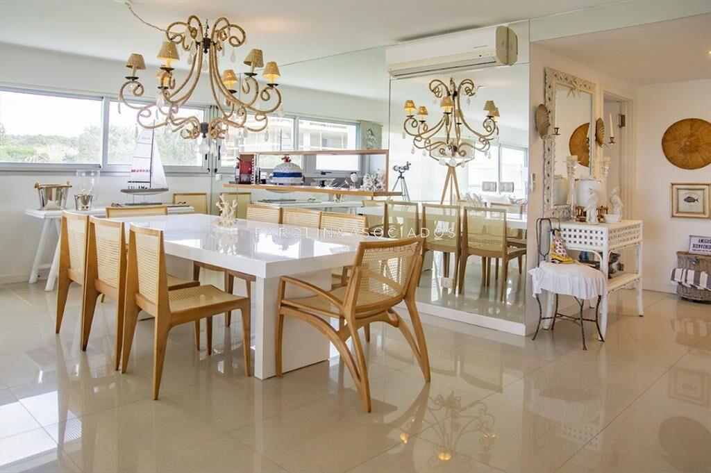 Vende espectacular apartamento en Brava de 3 dormitorios.