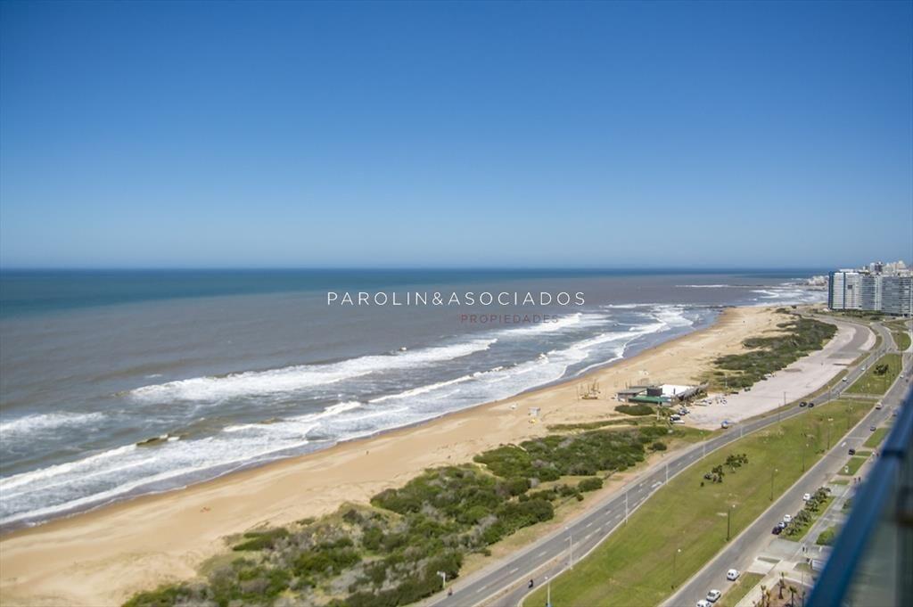 Apartamento en venta en piso alto, edificio Le Parc III, Pu