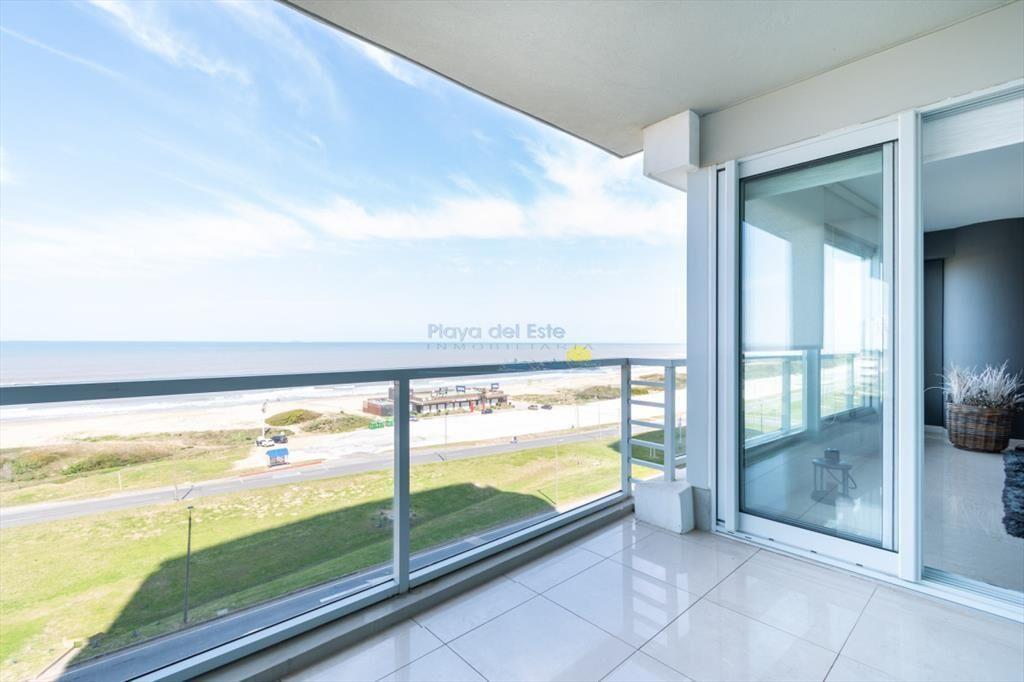 Moderno Apartamento sobre playa Brava en torre Le
