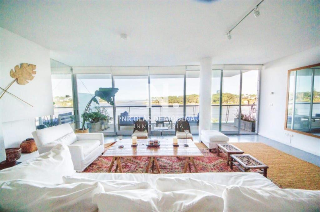 Vende Exclusivo apartamento de 4 dormitorios al a