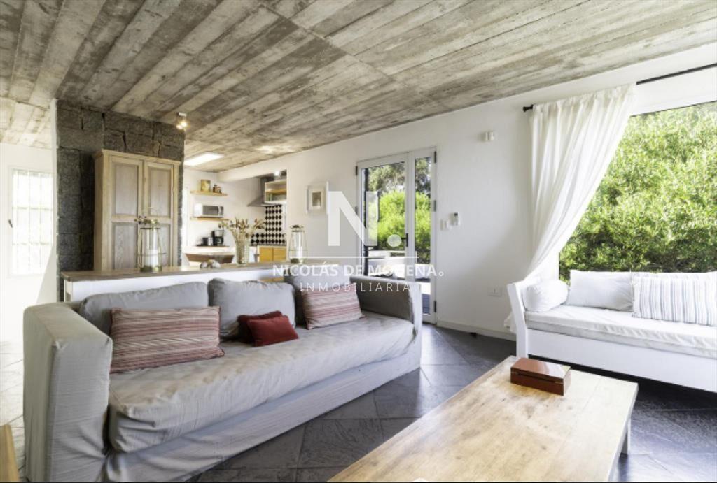 Vende casa de 3 dormitorios en Santa Monica.
