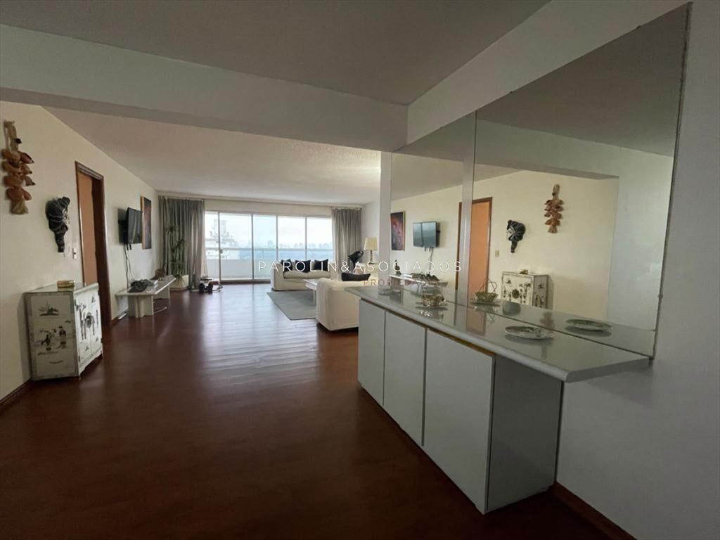 Apartamento en venta de 3 dormitorios en torre