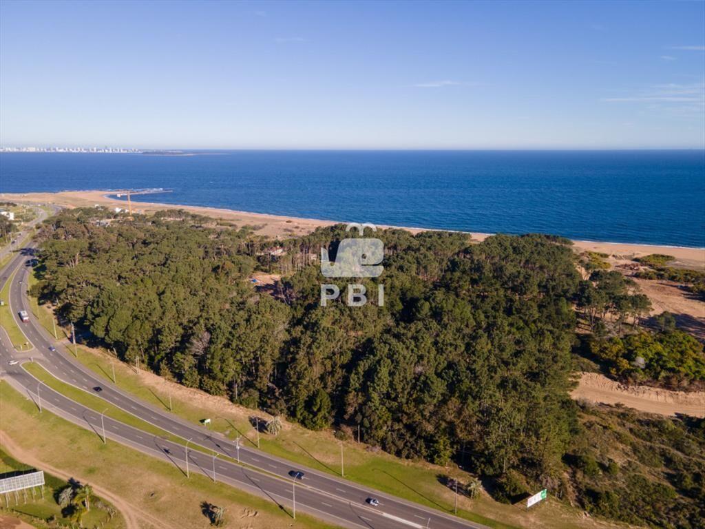 Terreno en venta en barrio privado Astra, Punta -