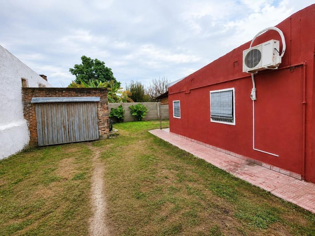 Casa 2 dormitorios, garaje y jardin.