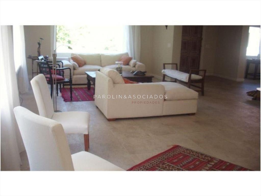Hermosa casa en venta de 5 dormitorios en Golf,