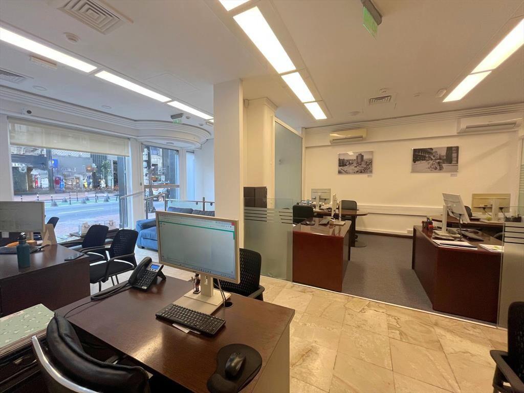 Venta excelente local en Av 18 de julio y Ejido. Centro. Re