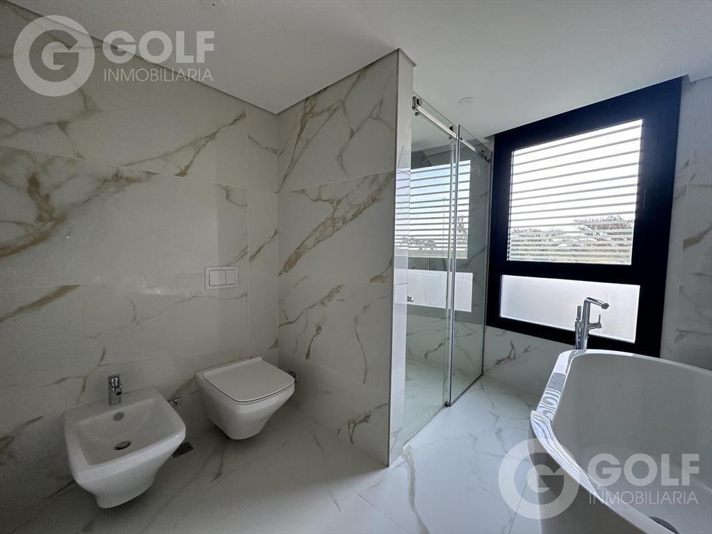Venta de Penthouse de 3 dormitorios mas servicio en Mananti
