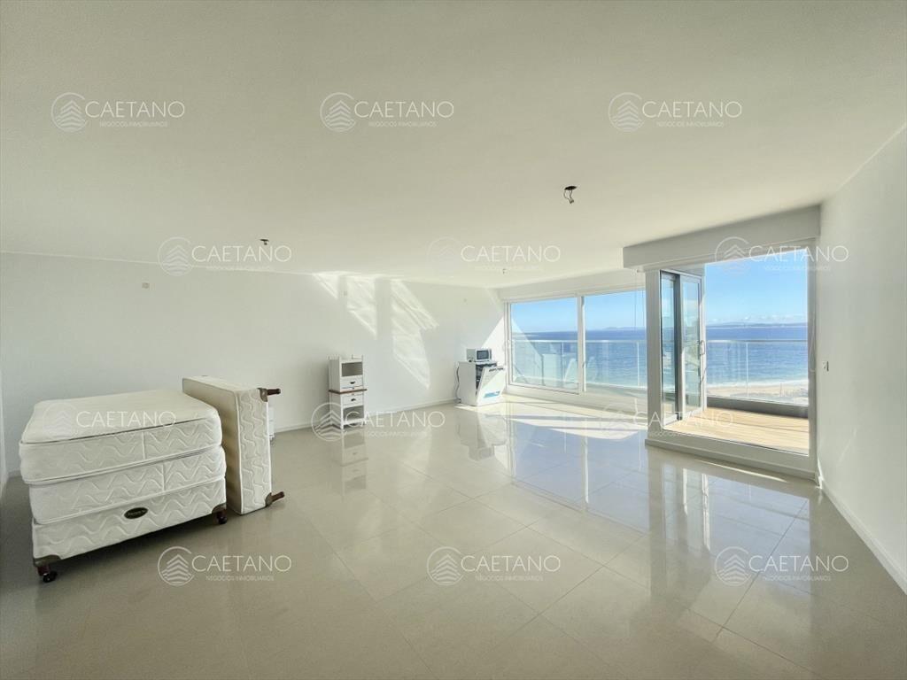 Venta apartamento. 3 Dormitorios. Playa mansa,